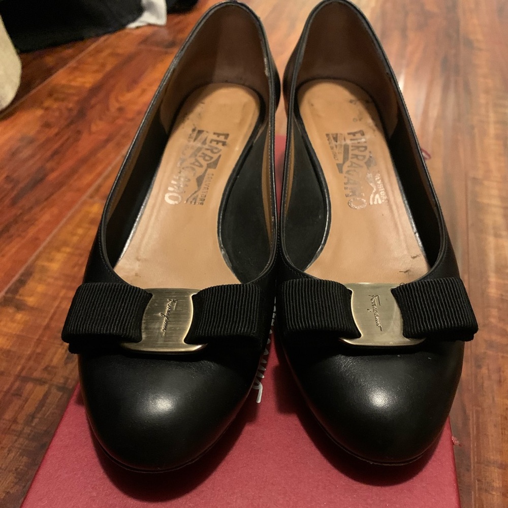 Salvatore Ferragamo Vara Flats black